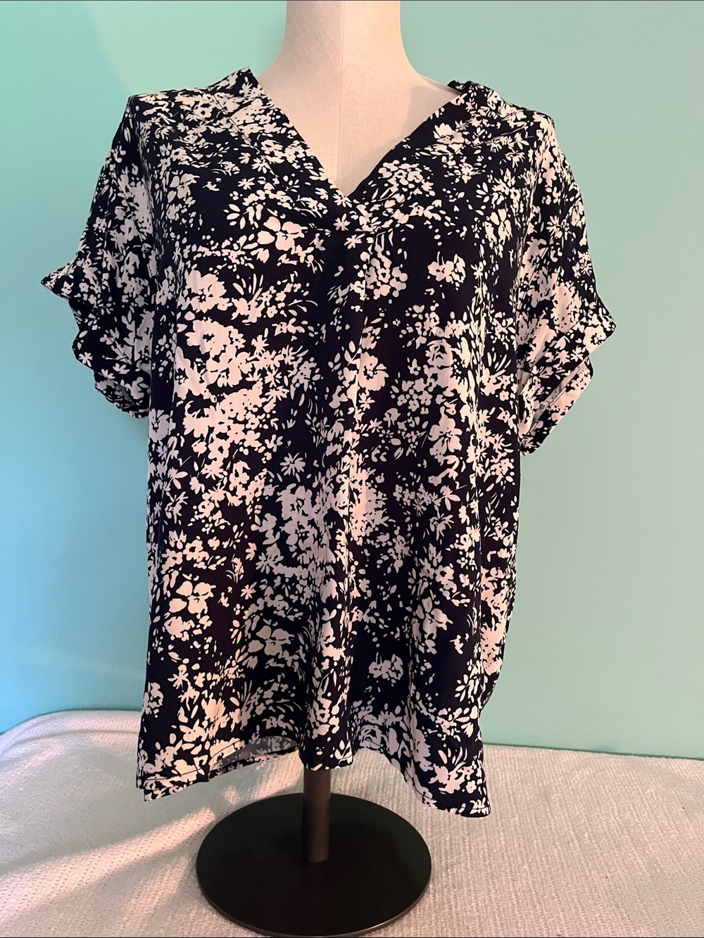 GAP Black and White Floral V-Neck Flutter Sleeve Blouse